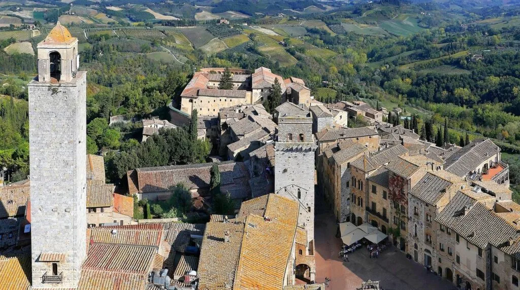 Panorama rapproché des tours et ruelles historiques de San Gimignano