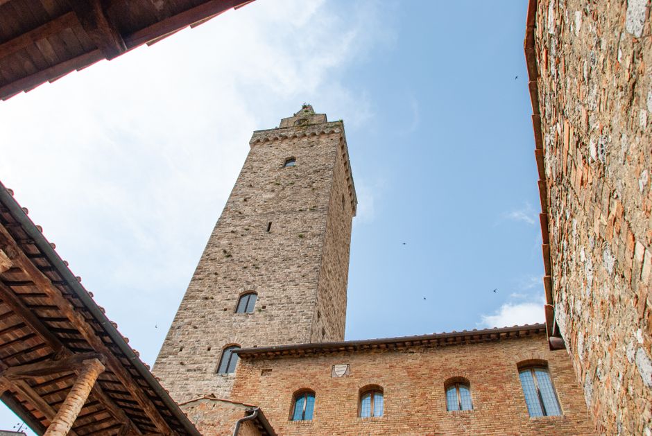 Imposante steinerne Turmspitze von San Gimignano, Aufnahme von unten
