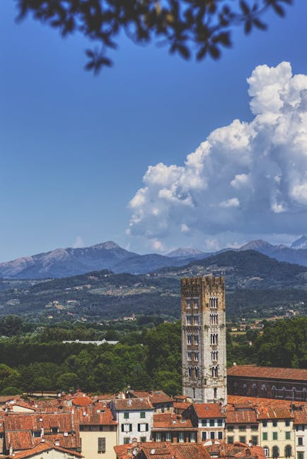 Toskanische Landschaft mit Turm von San Gimignano im Vordergrund