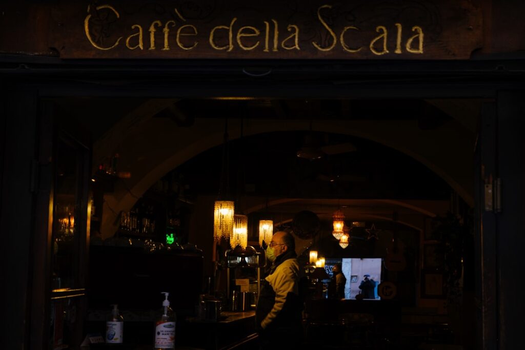 Un espresso italiano con cornetto per la colazione a Lucca
