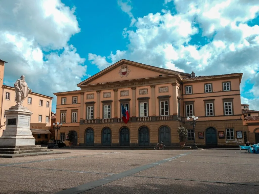 Teatro del Giglio façade and statue in Lucca's main square
