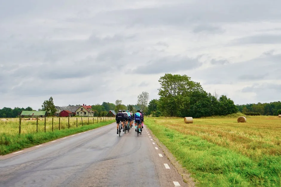 Groupe de cyclistes roulant sur une route de campagne autour de Lucques