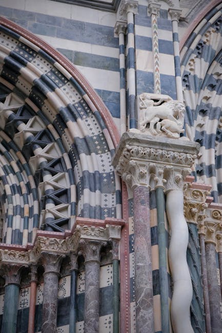 Détails sculptés et colonnes rayées de la cathédrale de Lucques