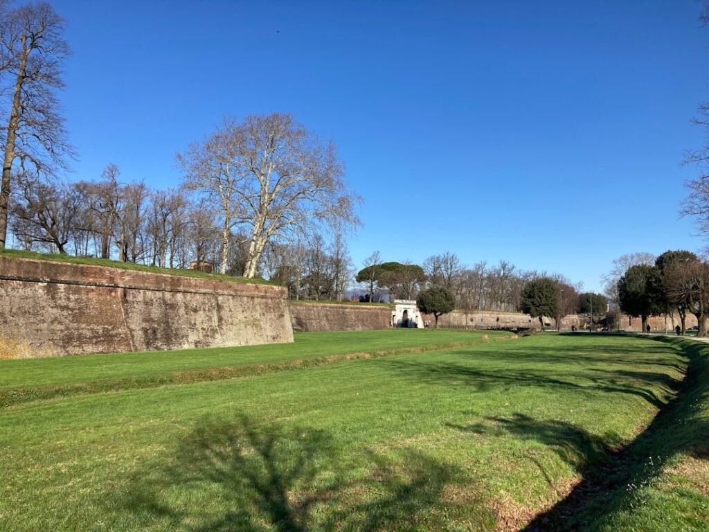 Passeggiata panoramica sulle mura di Lucca con famiglia