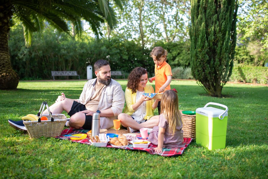 Famiglia che fa picnic sul prato vicino alle mura di Lucca