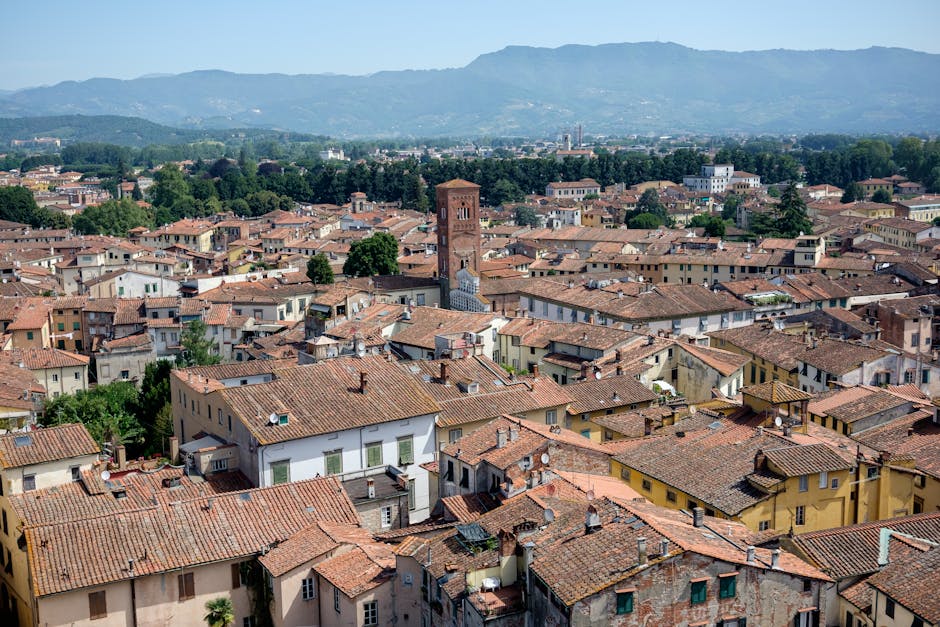 Veduta panoramica dei tetti di Lucca al crepuscolo con una famiglia