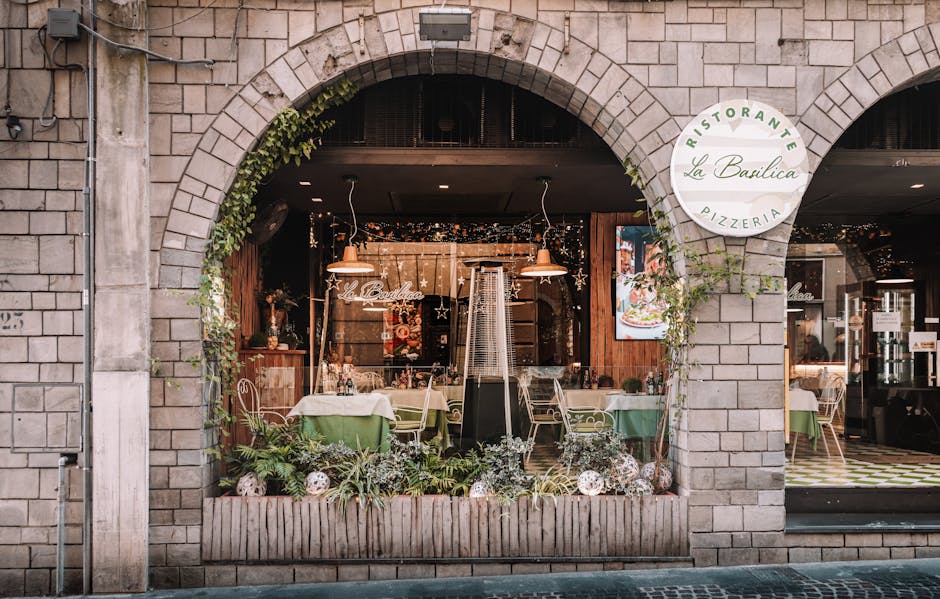 Façade de restaurant La Basilica à Lucques, terrasse sous arcade