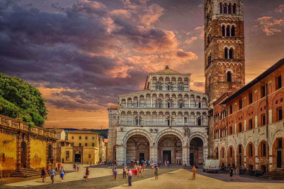 Passeggiata sulle mura di Lucca con vista verso la cattedrale al tramonto