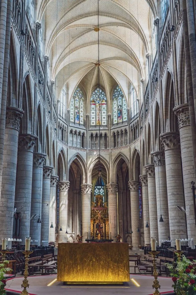 Intérieur gothique d'une cathédrale, voûtes et vitraux lumineux à Lucques.