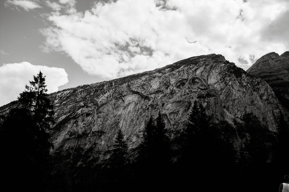 Falaises calcaires sombres avec sapins en silhouette dans les Apuanes