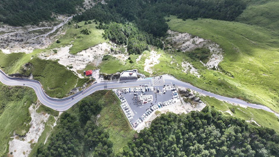 Vue aérienne d'un parking au bord d'une route sinueuse dans les Apuanes