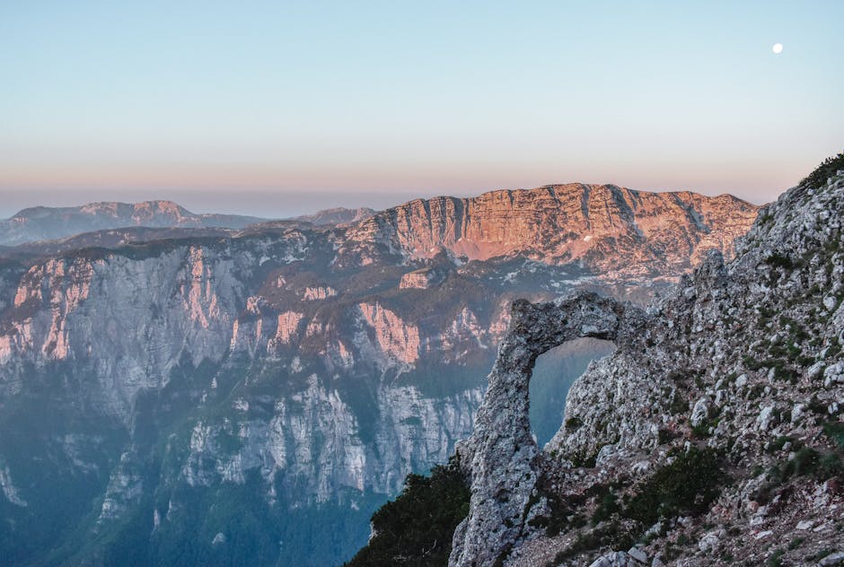 Arc rocheux surplombant la gorge aux premières lueurs dans les Apuanes, près de Lucques