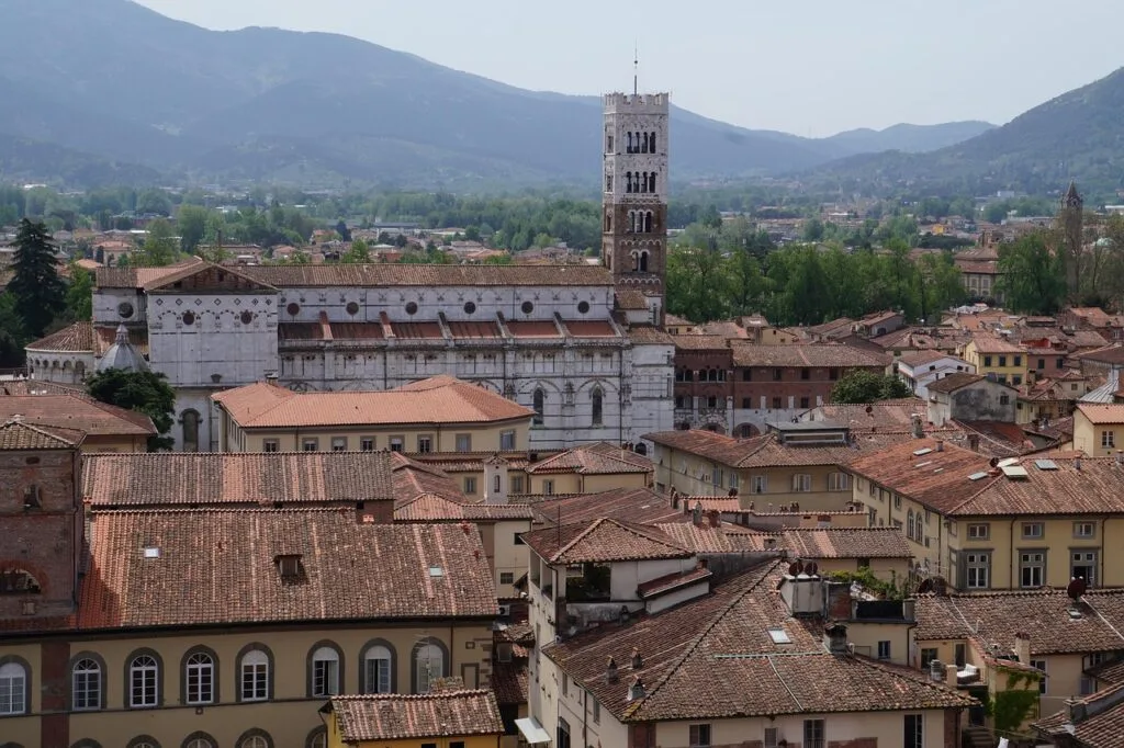 Cathédrale et clocher de Lucques entourés de toits en tuiles rouges