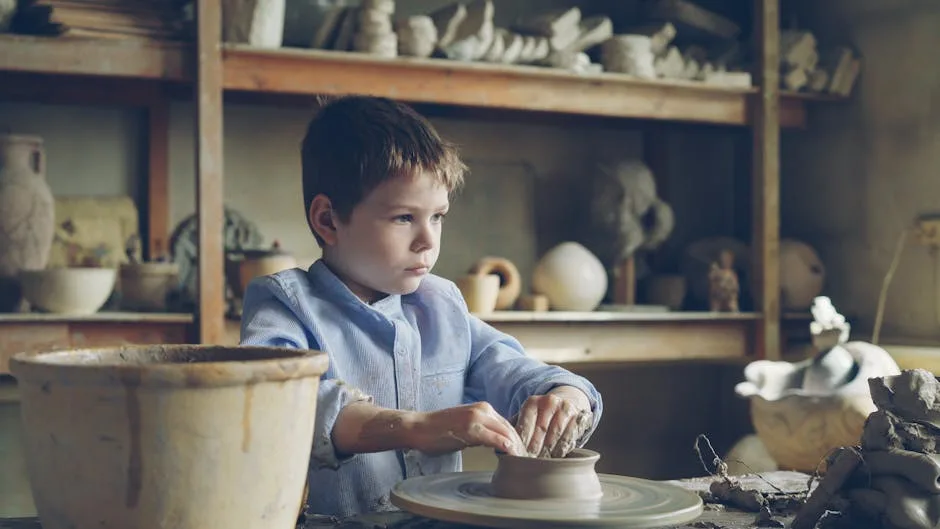 Garçon concentré façonnant de la poterie au tour dans un atelier à Lucques
