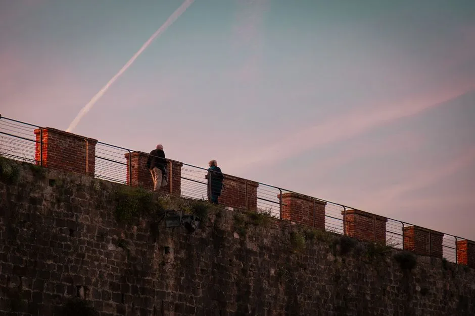 Deux personnes sur les remparts de Lucques au coucher du soleil