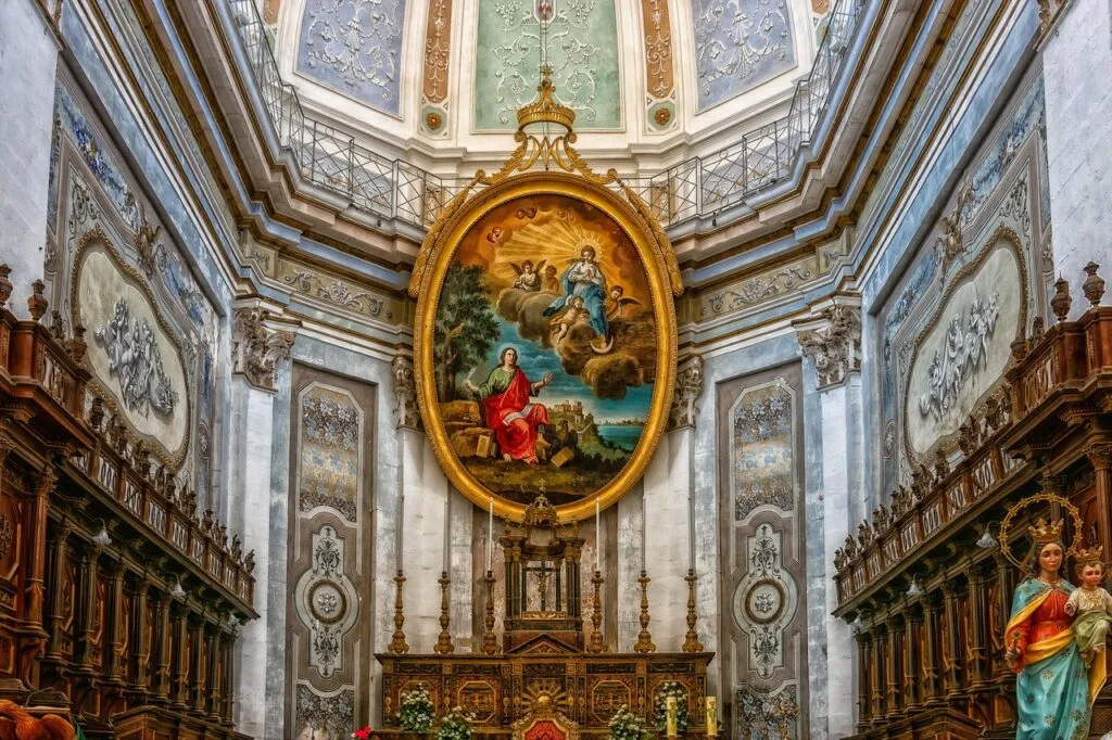 Intérieur richement décoré d'une chapelle lucquoise avec grand tableau ovale