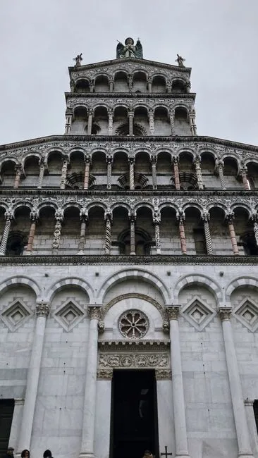Façade sculptée d'une cathédrale de Lucques vue en contre-plongée