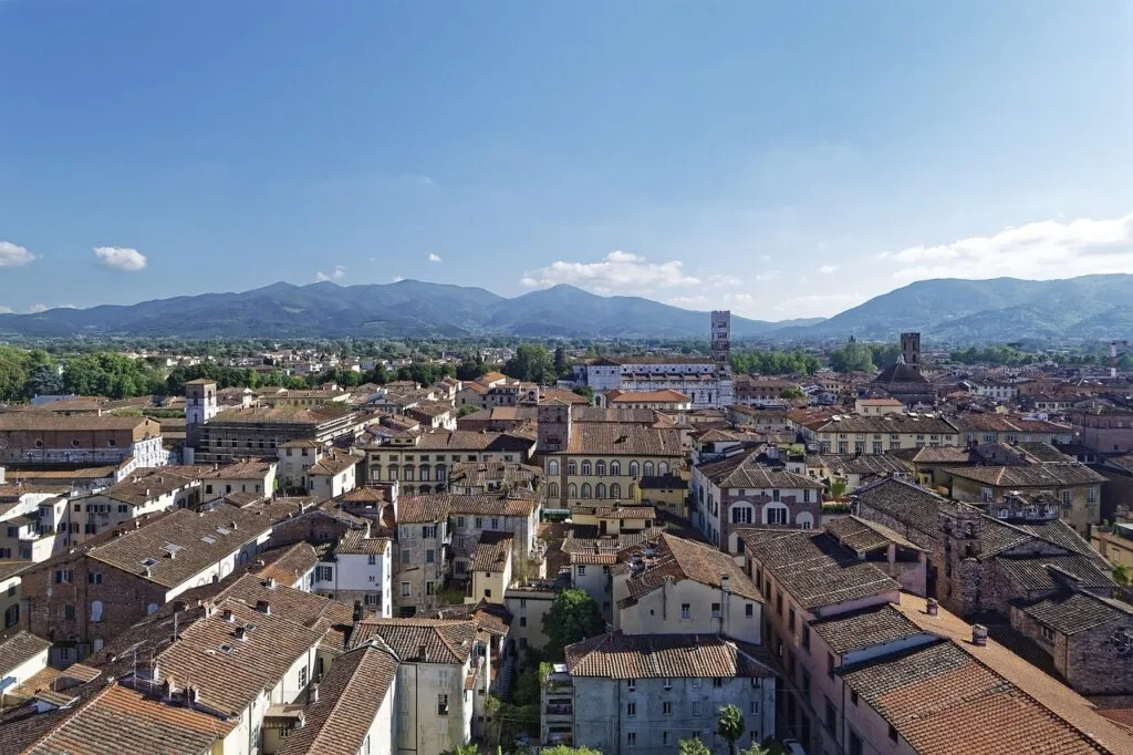 Panorama des toits de Lucques avec collines et montagnes en arrière-plan