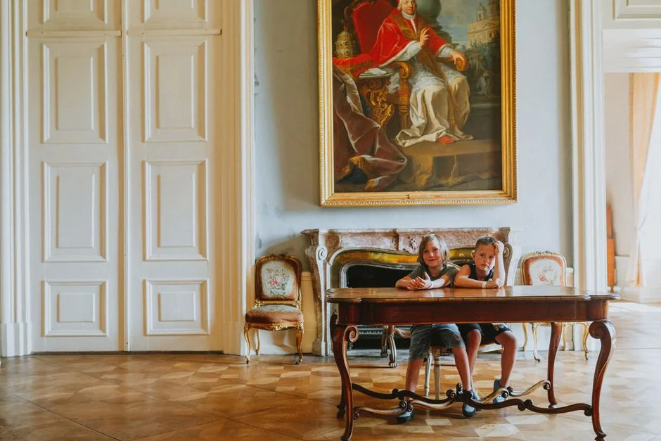Deux enfants assis à une table dans une salle élégante d'un palais à Lucques