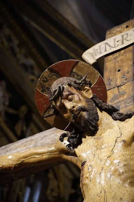 Crucifix ancien dans une église de Lucques, visage du Christ couronné