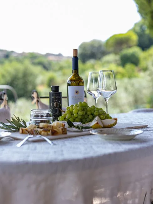 Terras van boerderij met proeverschaal en uitzicht bij Le Colline