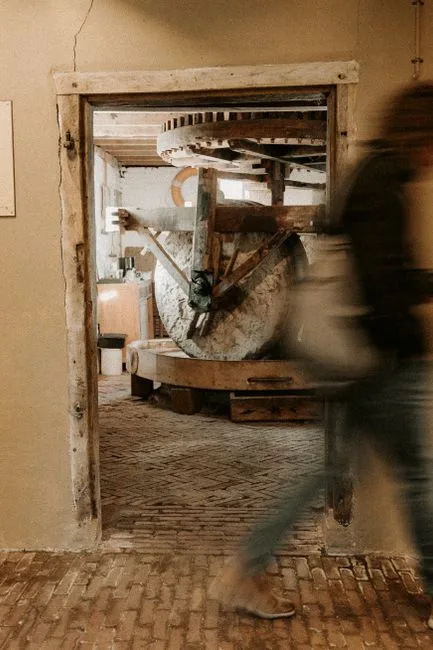 Interieur van historische olijfmolen Frantoio di San Paolino