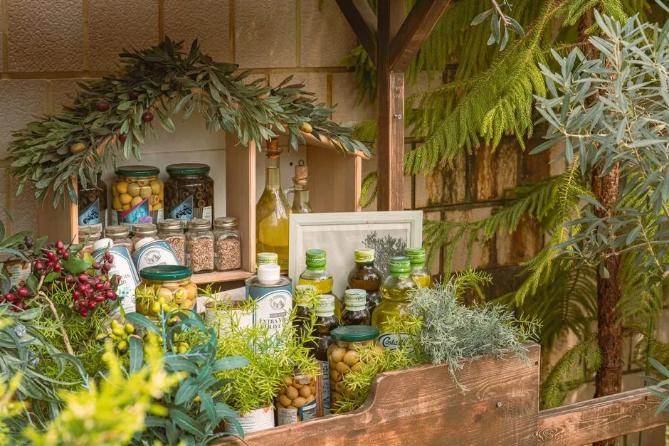 Lokale marktstand in Lucca met display van olijfolieflessen
