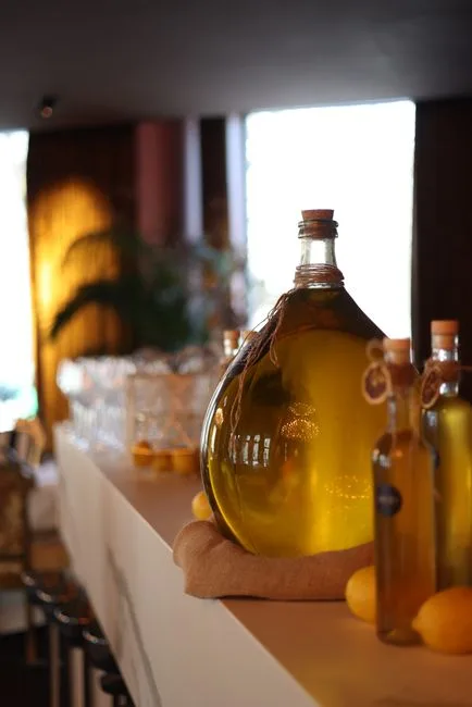 Interieur van oil bar met flessen olijfolie en proefgerechtjes