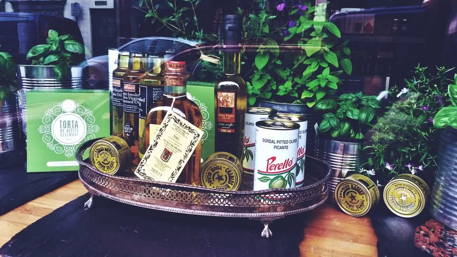 Winkelvitrine met flessen olijfolie bij Museo del Gusto