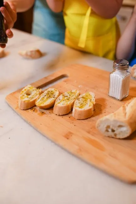 Olijfolieproeverij met brood en bruschetta in Fillungo-straat, Lucca