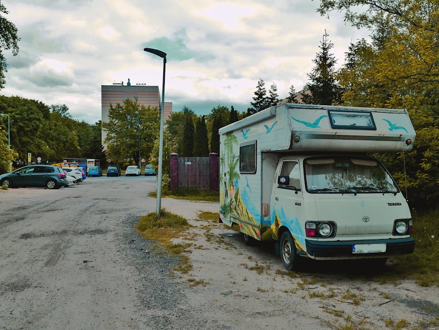 Camper parcheggiato in campagna toscana