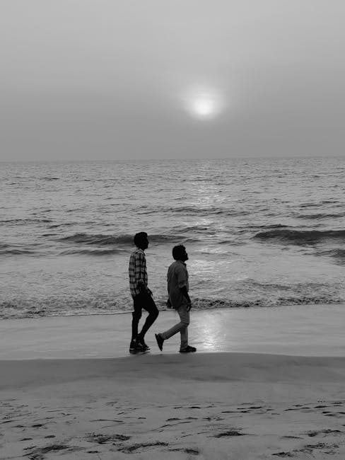 Coppia che passeggia lungo la costa