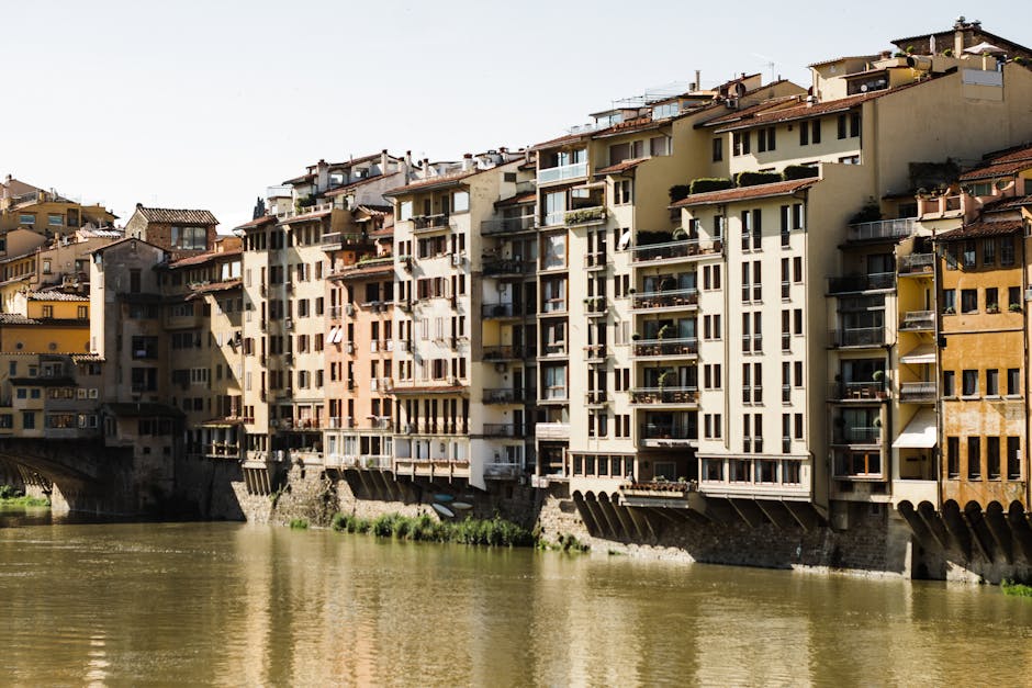 Rij huizen langs de Arno met balkons en terrassen, Florence