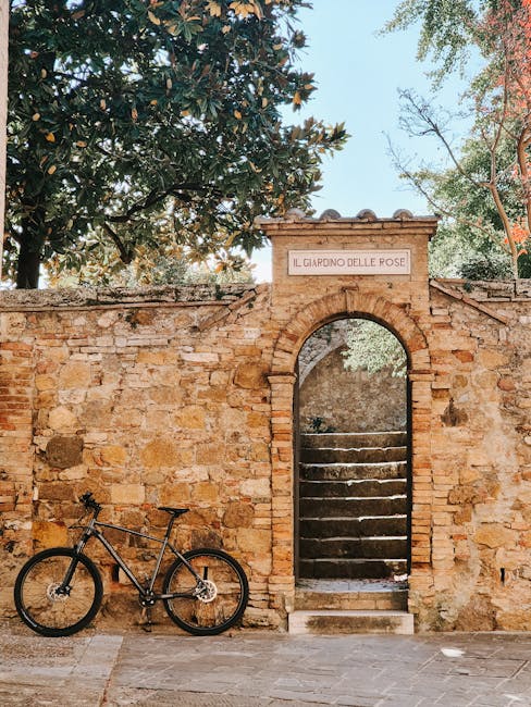 Oude stenen poort Il Giardino delle Rose met fiets, Florence