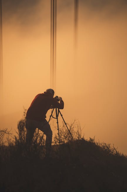 Silhouette di un fotografo su collina al tramonto in Toscana