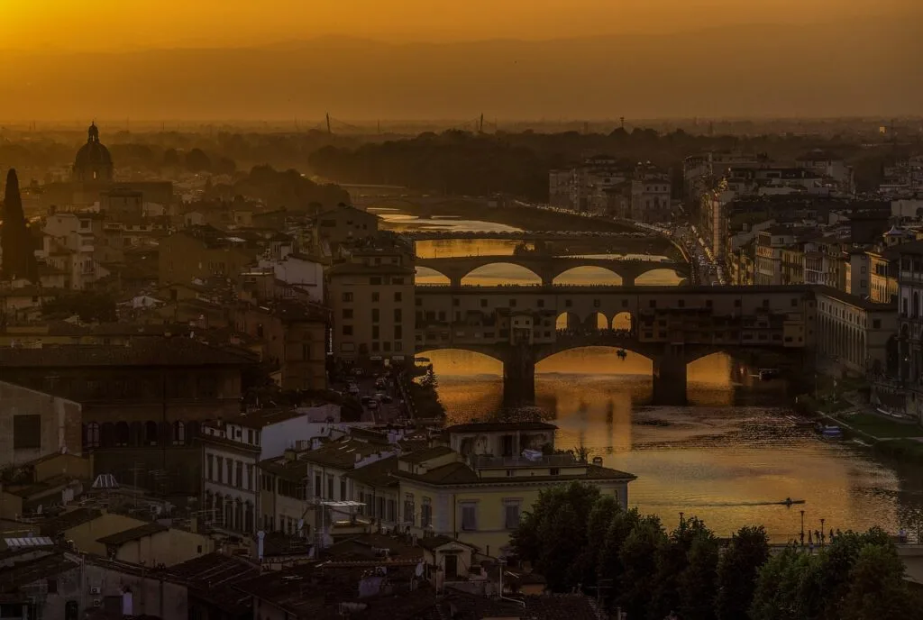 Veduta al tramonto dell'Arno con Ponte Vecchio a Firenze, Toscana