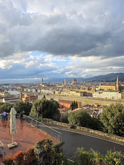 Panorama su Firenze e il Duomo dall'alto, viste sull'Arno, Toscana