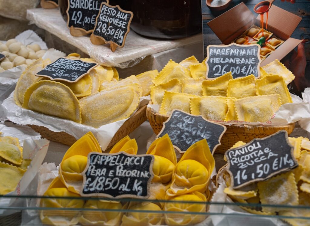 Bancarella di mercato locale con formaggi e salumi italiani