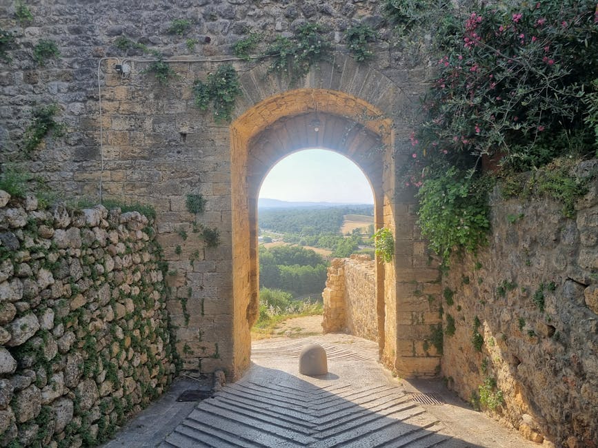 Mura medievali di Monteriggioni con vista mattutina sulla campagna