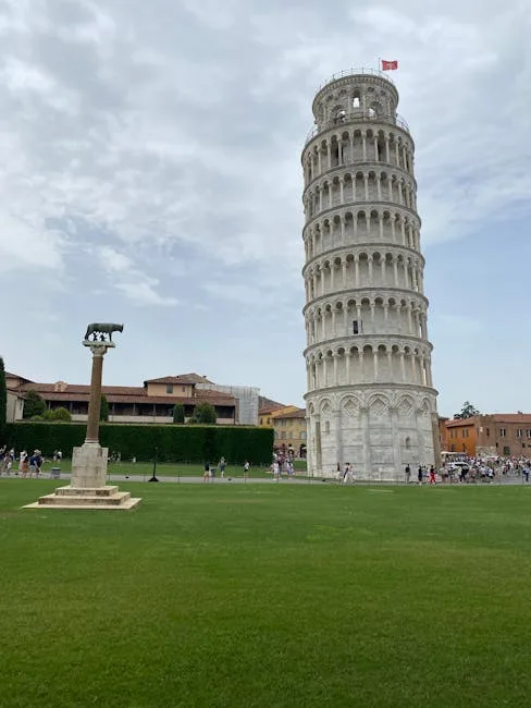 Campagna verde attorno alla Torre di Pisa nella Piazza dei Miracoli, Toscana
