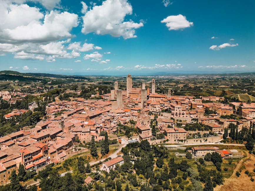 Luchtfoto van San Gimignano met middeleeuwse torens en Toscaanse heuvels