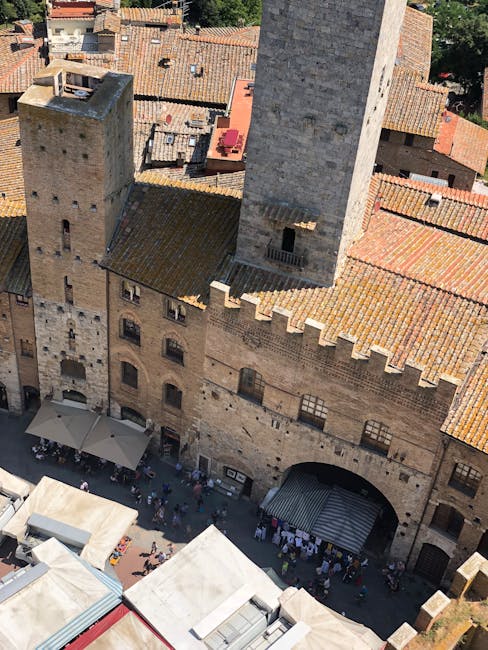 Luchtzicht op middeleeuwse torens en daken in San Gimignano, Toscane.