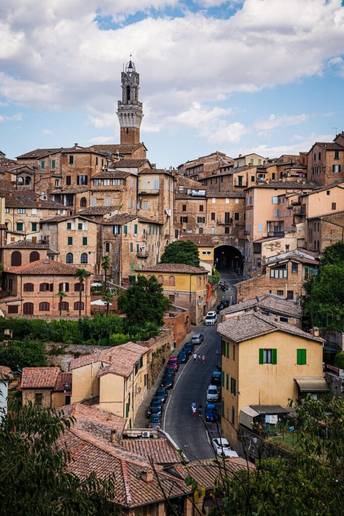 Alba sopra il Duomo di Siena e i tetti della città