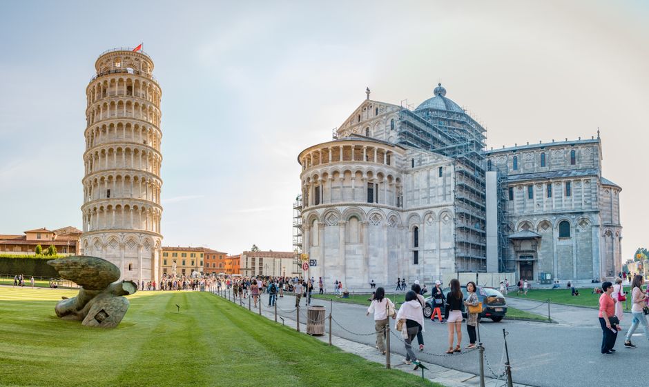 Piazza dei Miracoli w Pizie z Krzywą Wieżą i turystami