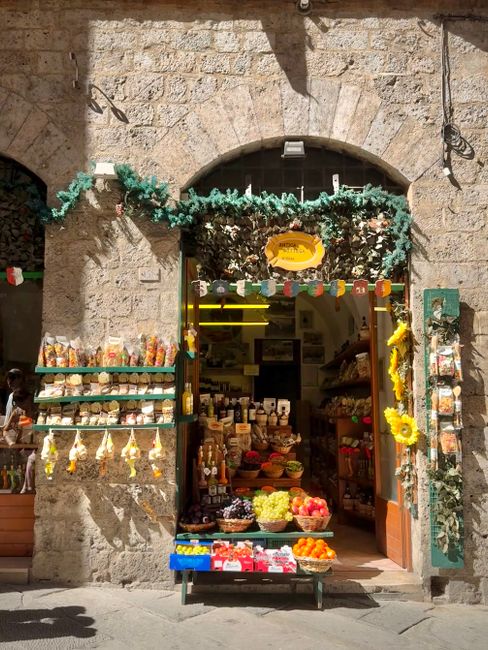 Bancarelle del mercato locale con prodotti freschi a Siena