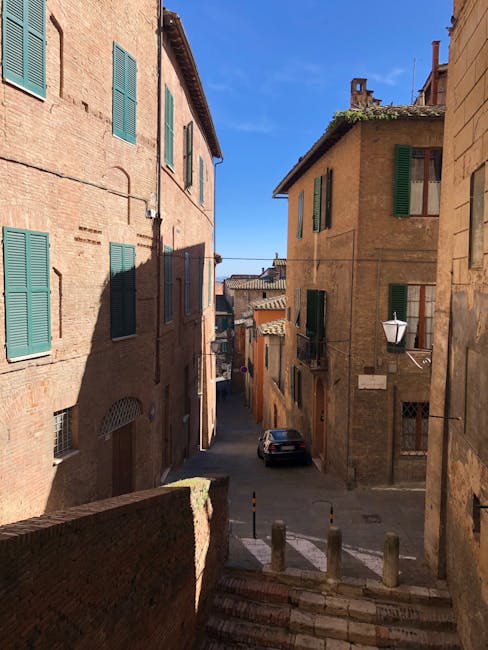 Vicoli di Siena al mattino presto con luce morbida e strade vuote