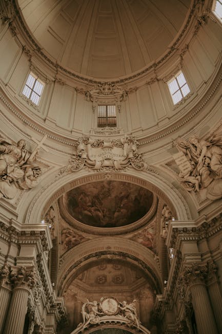 Volta decorata e cupola barocca all'interno di una chiesa a Siena, Toscana