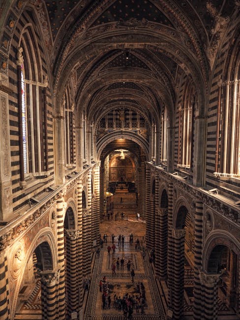 Navata centrale del Duomo di Siena con marmi a righe, Toscana