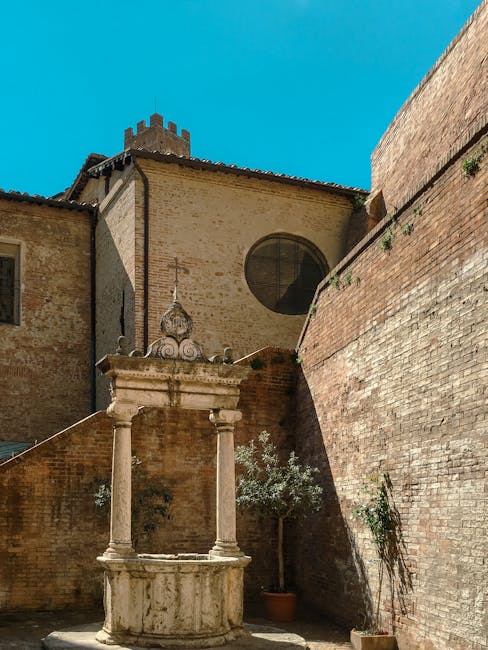 Cortile e giardino di un hotel storico a Siena, mattina tranquilla