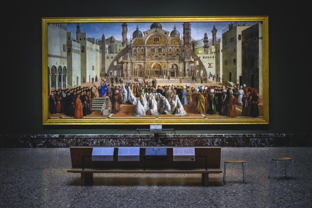 Grande quadro rinascimentale esposto in una sala museale a Siena